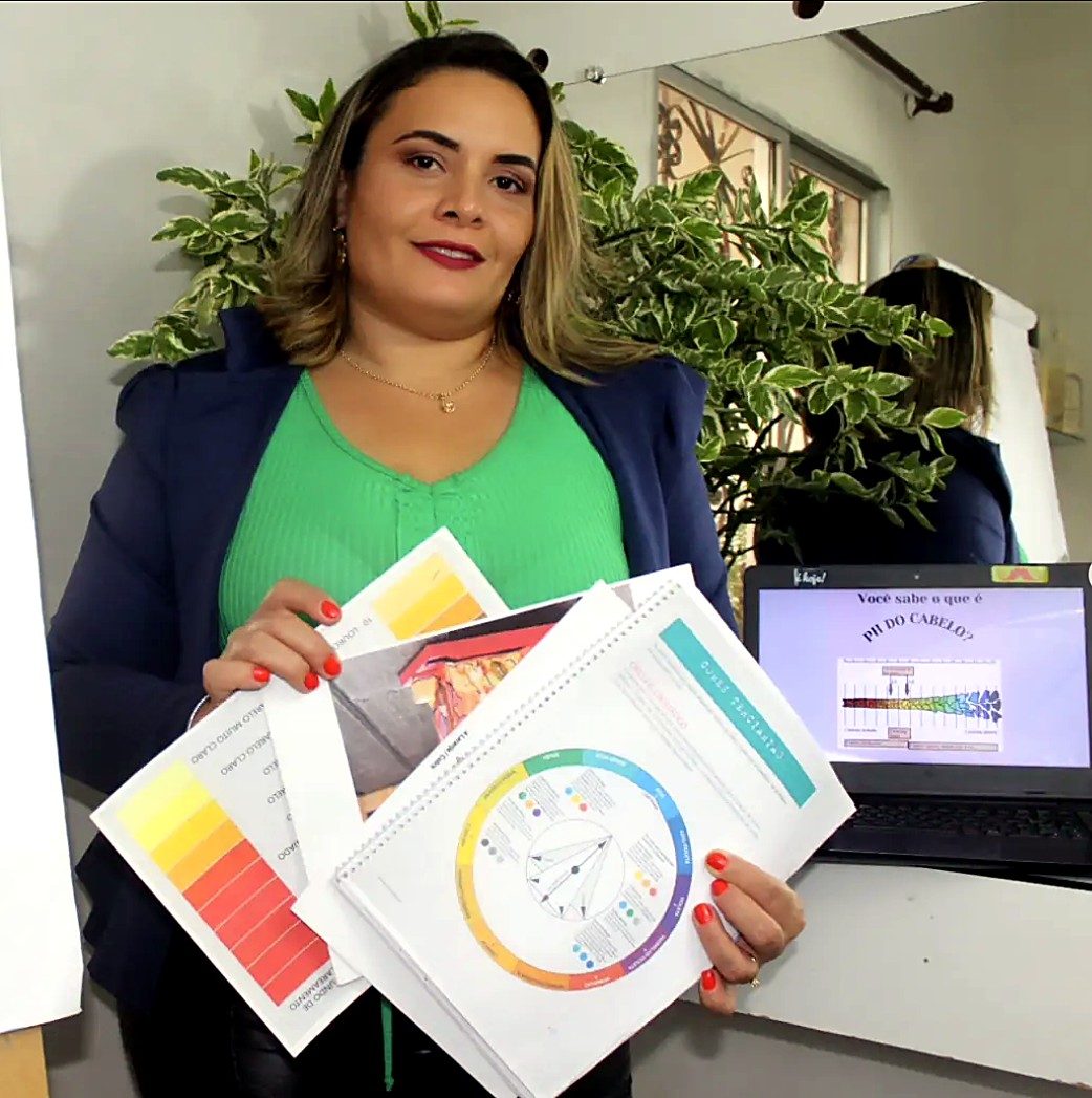 Jeany Patricio com materiais de estudo sobre colorimetria capilar